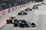 Foto zur News: Lewis Hamilton (Mercedes), Max Verstappen (Red Bull) und Sergio Perez (Red Bull)