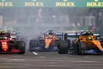 Foto zur News: Lando Norris (McLaren), Carlos Sainz (Ferrari) und Daniel Ricciardo (McLaren)