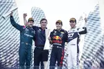 Foto zur News: Sebastian Vettel (Aston Martin), Sergio Perez (Red Bull) und Pierre Gasly (AlphaTauri)