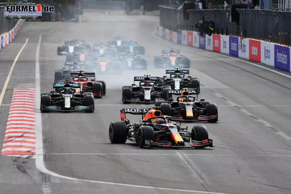 Foto zur News: Max Verstappen (Red Bull), Sergio Perez (Red Bull) und Lewis Hamilton (Mercedes)