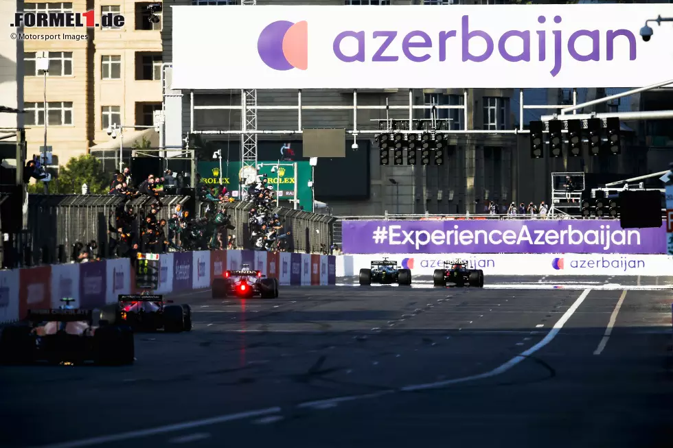 Foto zur News: Sergio Perez (Red Bull), Sebastian Vettel (Aston Martin) und Pierre Gasly (AlphaTauri)