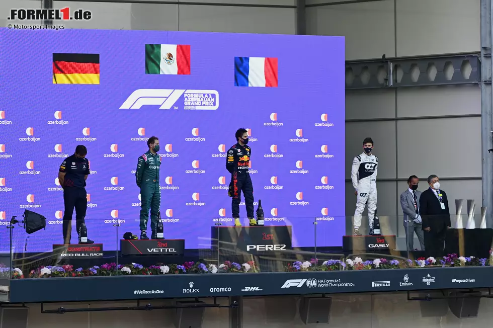 Foto zur News: Sergio Perez (Red Bull), Sebastian Vettel (Aston Martin) und Pierre Gasly (AlphaTauri)