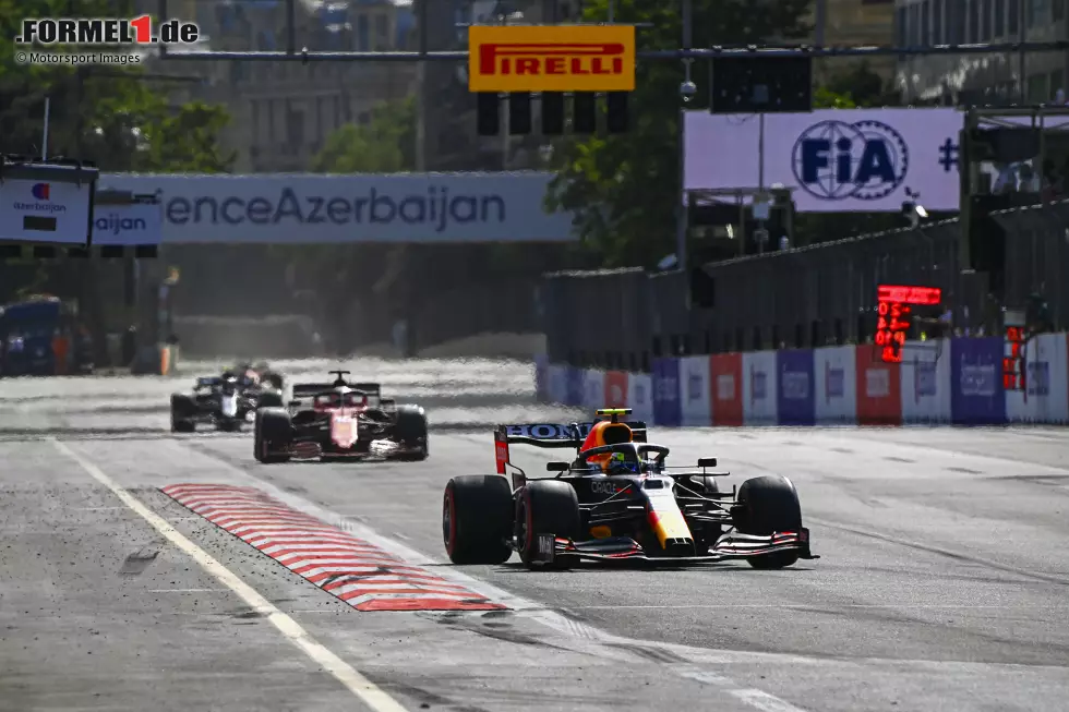 Foto zur News: Sergio Perez (Red Bull) und Charles Leclerc (Ferrari)