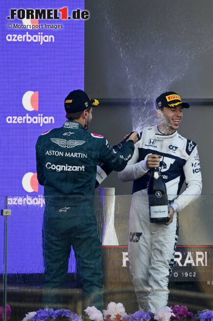Foto zur News: Sebastian Vettel (Aston Martin) und Pierre Gasly (AlphaTauri)