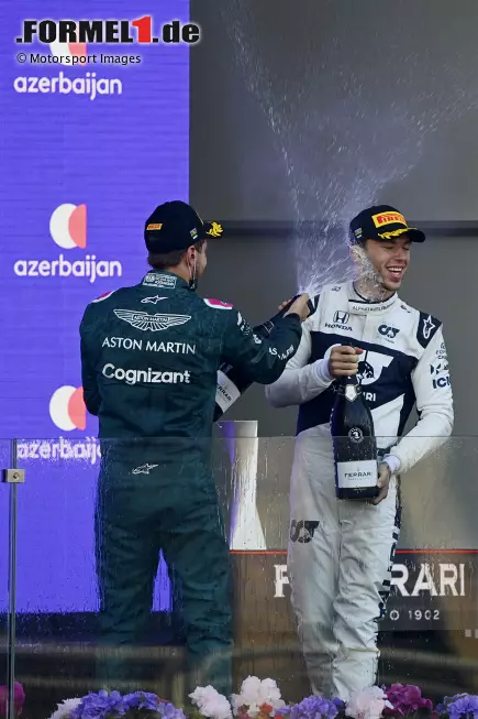 Foto zur News: Sebastian Vettel (Aston Martin) und Pierre Gasly (AlphaTauri)