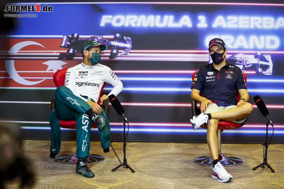 Foto zur News: Sebastian Vettel (Aston Martin) und Sergio Perez (Red Bull)