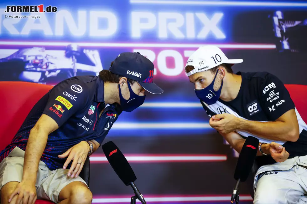 Foto zur News: Sergio Perez (Red Bull) und Pierre Gasly (AlphaTauri)