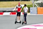 Foto zur News: Antonio Giovinazzi (Alfa Romeo) und Karun Chandhok