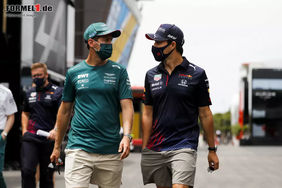 Foto zur News: Sebastian Vettel (Aston Martin) und Sergio Perez (Red Bull)