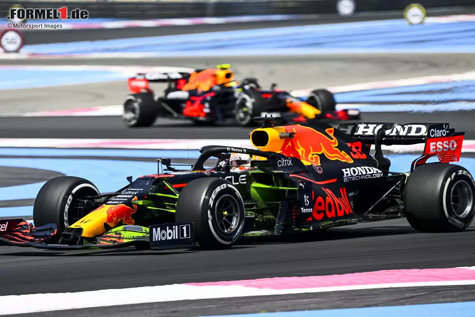 Foto zur News: Max Verstappen (Red Bull) und Sergio Perez (Red Bull)