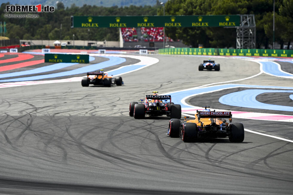 Foto zur News: Lando Norris (McLaren), Sergio Perez (Red Bull) und Daniel Ricciardo (McLaren)