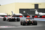 Foto zur News: Antonio Giovinazzi (Alfa Romeo) und Sergio Perez (Red Bull)