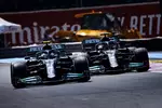 Foto zur News: Valtteri Bottas (Mercedes) und Lewis Hamilton (Mercedes)