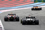 Foto zur News: Daniel Ricciardo (McLaren), Sergio Perez (Red Bull) und Lewis Hamilton (Mercedes)