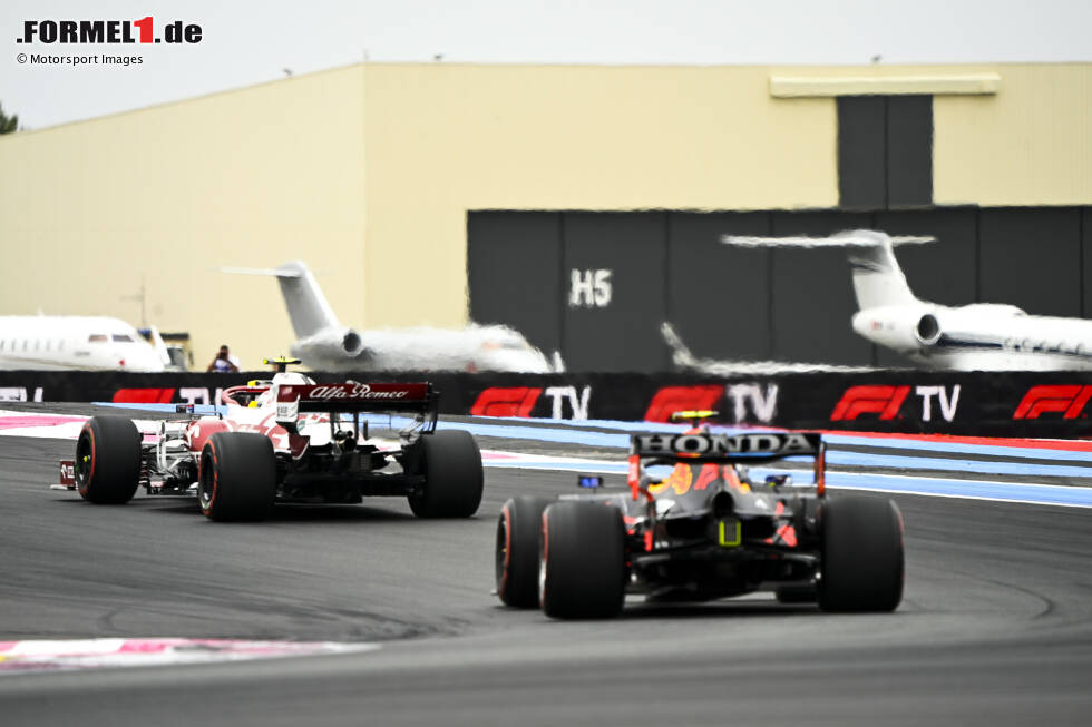 Foto zur News: Antonio Giovinazzi (Alfa Romeo) und Sergio Perez (Red Bull)