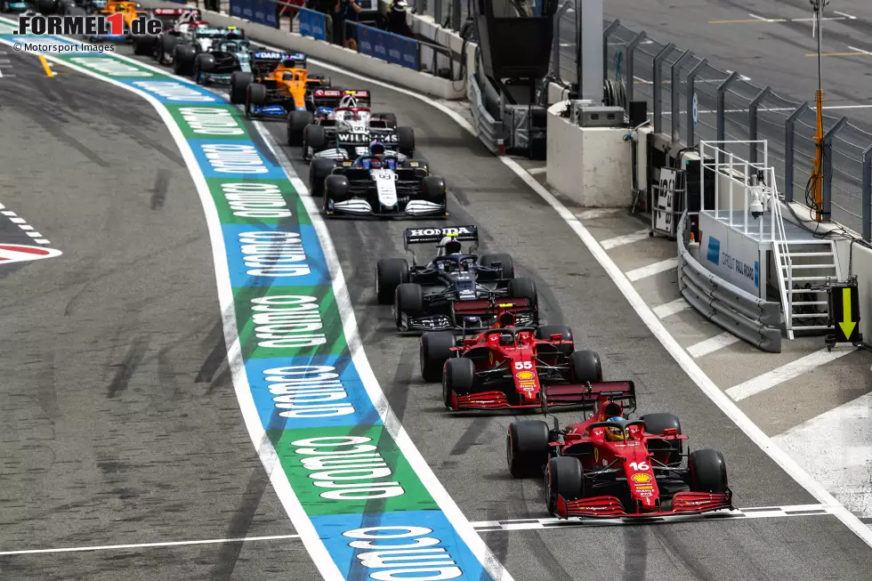 Foto zur News: Charles Leclerc (Ferrari), Carlos Sainz (Ferrari) und Pierre Gasly (AlphaTauri)