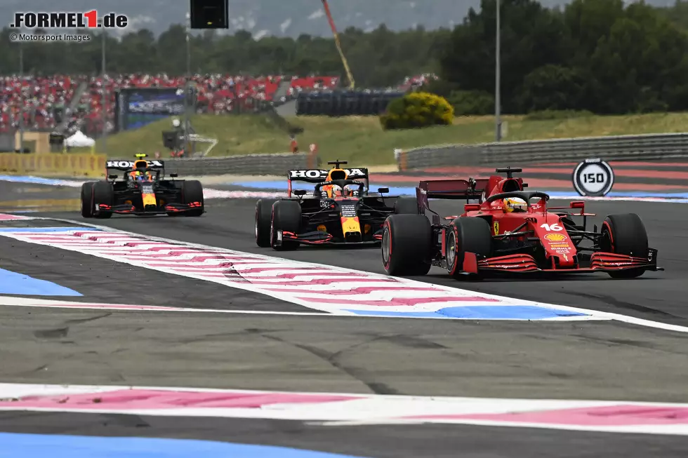 Foto zur News: Charles Leclerc (Ferrari), Max Verstappen (Red Bull) und Sergio Perez (Red Bull)