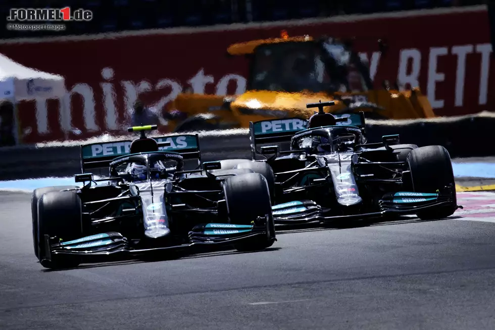 Foto zur News: Valtteri Bottas (Mercedes) und Lewis Hamilton (Mercedes)