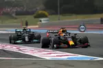 Foto zur News: Max Verstappen (Red Bull) und Lewis Hamilton (Mercedes)