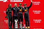 Foto zur News: Lewis Hamilton (Mercedes), Max Verstappen (Red Bull) und Sergio Perez (Red Bull)