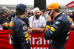 Foto zur News: Sergio Perez (Red Bull), Helmut Marko und Max Verstappen (Red Bull)