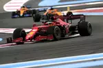 Foto zur News: Charles Leclerc (Ferrari) und Daniel Ricciardo (McLaren)