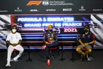 Foto zur News: Lewis Hamilton (Mercedes), Max Verstappen (Red Bull) und Sergio Perez (Red Bull)