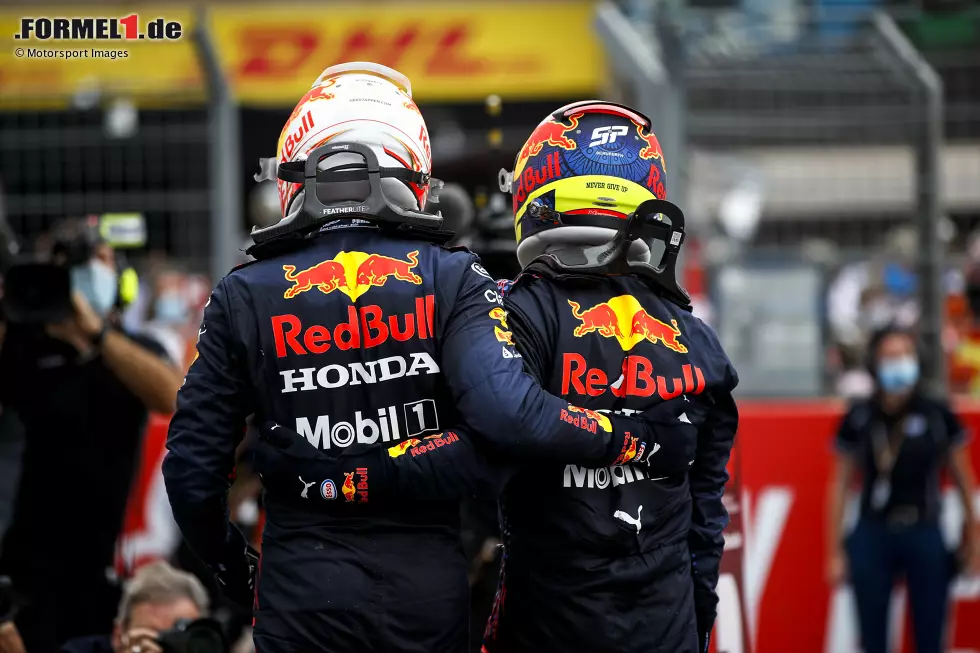 Foto zur News: Max Verstappen (Red Bull) und Sergio Perez (Red Bull)