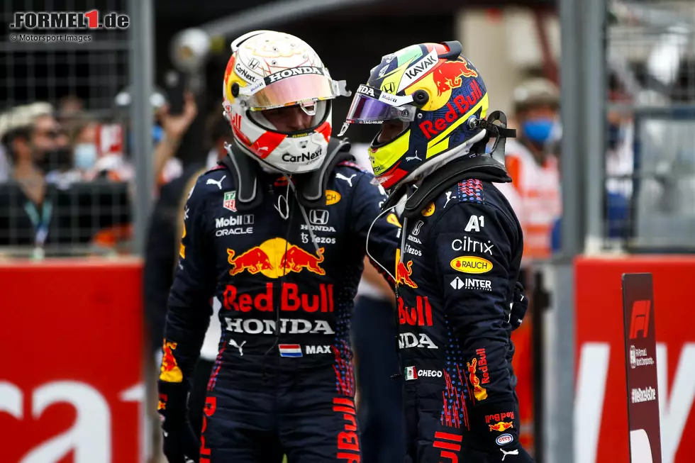 Foto zur News: Max Verstappen (Red Bull) und Sergio Perez (Red Bull)