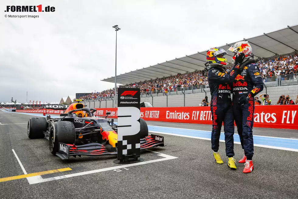 Foto zur News: Max Verstappen (Red Bull) und Sergio Perez (Red Bull)