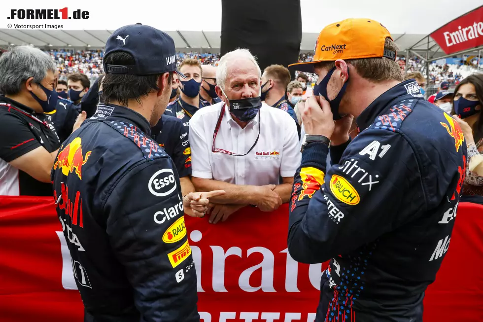 Foto zur News: Sergio Perez (Red Bull), Helmut Marko und Max Verstappen (Red Bull)