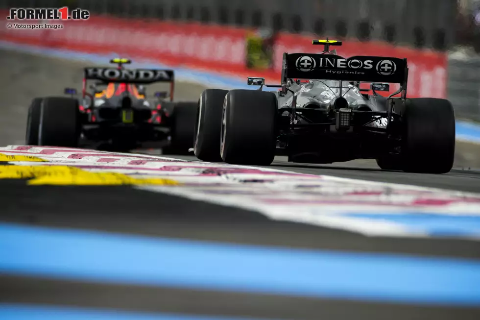 Foto zur News: Sergio Perez (Red Bull) und Valtteri Bottas (Mercedes)