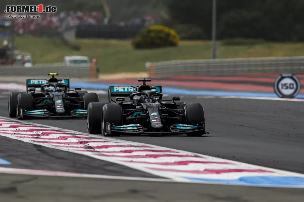 Foto zur News: Lewis Hamilton (Mercedes) und Valtteri Bottas (Mercedes)