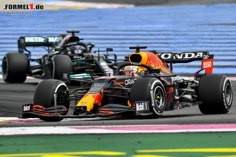 Foto zur News: Max Verstappen (Red Bull) und Lewis Hamilton (Mercedes)