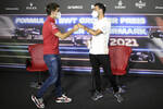 Foto zur News: Charles Leclerc (Ferrari) und Daniel Ricciardo (McLaren)