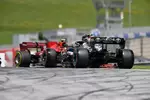 Foto zur News: Valtteri Bottas (Mercedes) und Carlos Sainz (Ferrari)