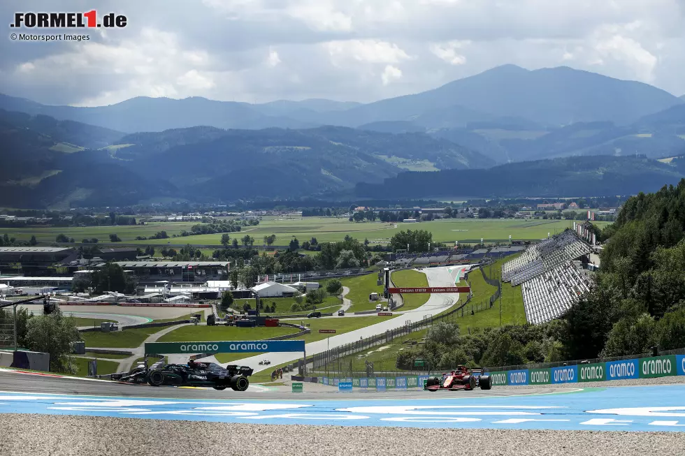 Foto zur News: Valtteri Bottas (Mercedes) und Carlos Sainz (Ferrari)