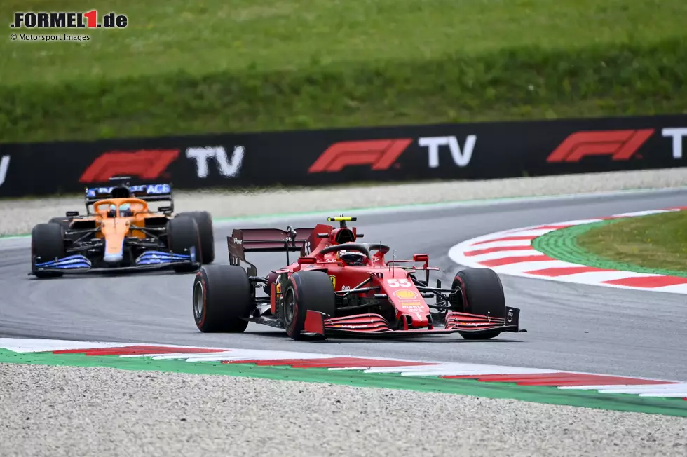 Foto zur News: Carlos Sainz (Ferrari) und Daniel Ricciardo (McLaren)