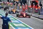 Foto zur News: Charles Leclerc (Ferrari) und Lando Norris (McLaren)