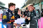 Foto zur News: Max Verstappen (Red Bull) und Valtteri Bottas (Mercedes)