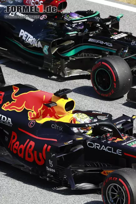 Foto zur News: Max Verstappen (Red Bull) und Lewis Hamilton (Mercedes)