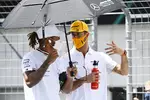 Foto zur News: Lewis Hamilton (Mercedes) und Daniel Ricciardo (McLaren)