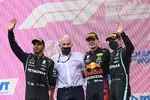 Foto zur News: Lewis Hamilton (Mercedes), Helmut Marko, Max Verstappen (Red Bull) und Valtteri Bottas (Mercedes)