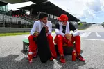 Foto zur News: Carlos Sainz (Ferrari) und Charles Leclerc (Ferrari)