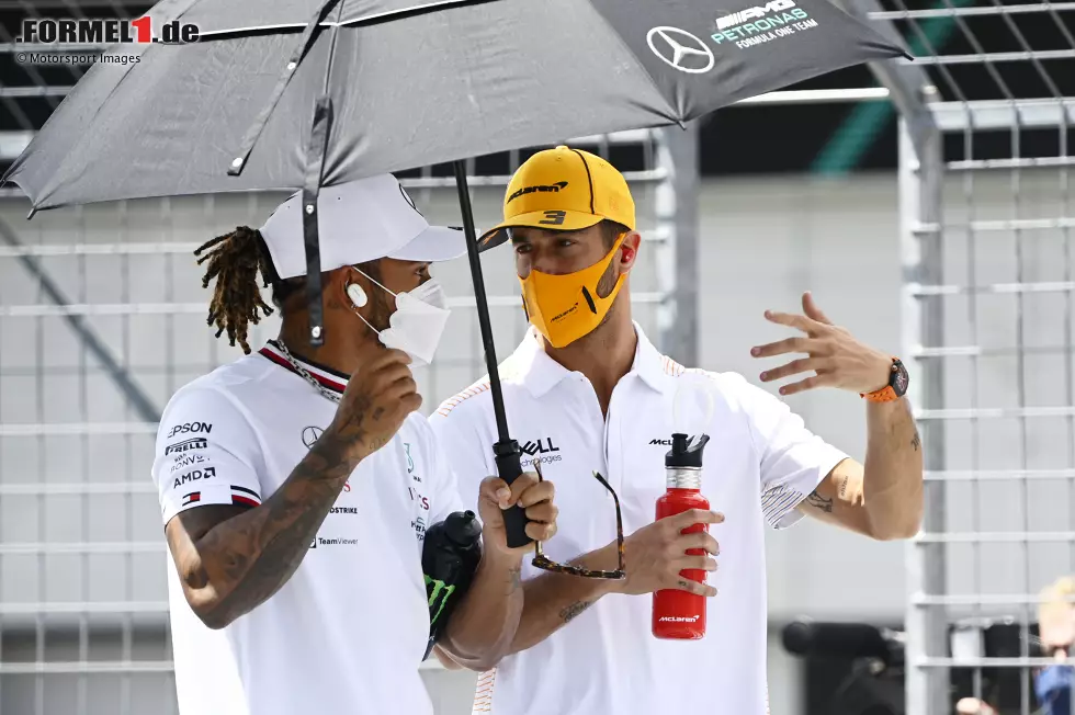 Foto zur News: Lewis Hamilton (Mercedes) und Daniel Ricciardo (McLaren)