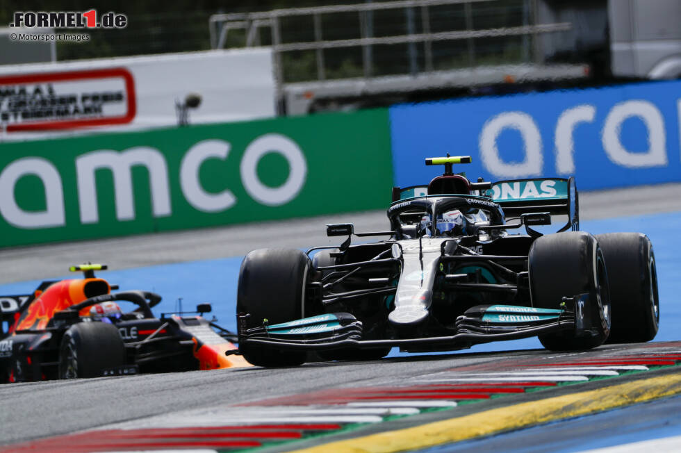 Foto zur News: Valtteri Bottas (Mercedes) und Sergio Perez (Red Bull)