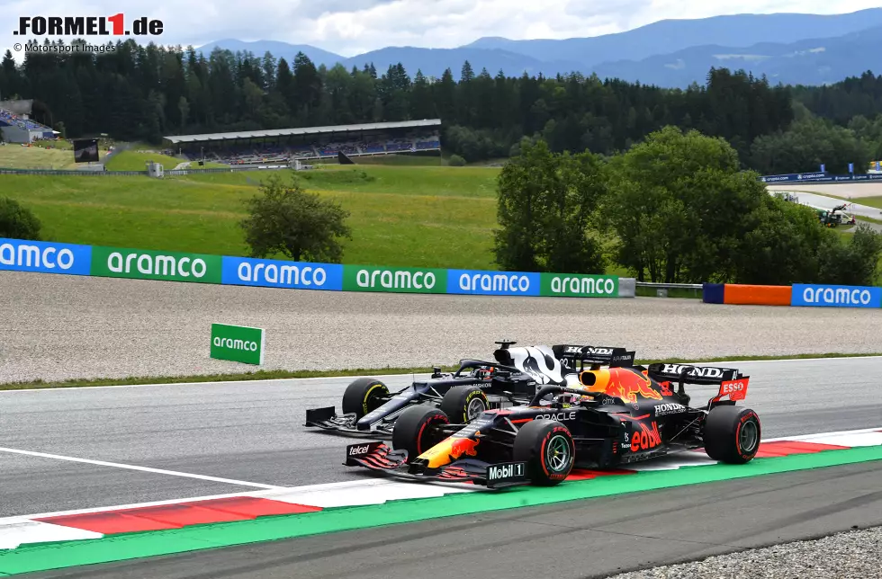 Foto zur News: Max Verstappen (Red Bull) und Yuki Tsunoda (AlphaTauri)