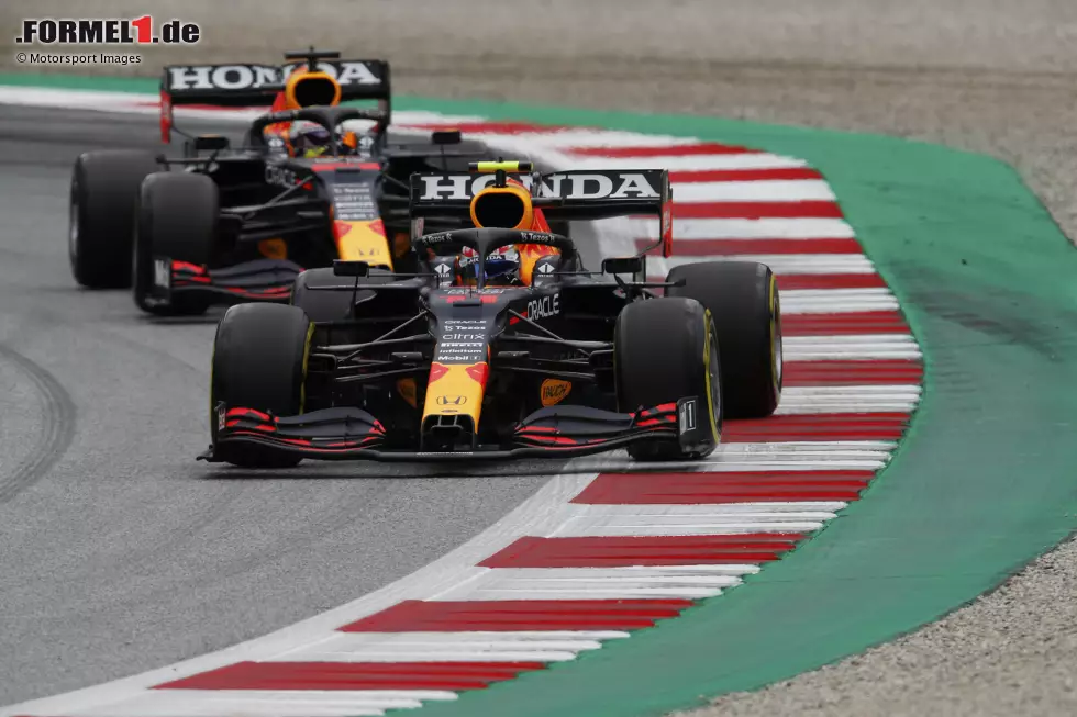 Foto zur News: Sergio Perez (Red Bull) und Max Verstappen (Red Bull)