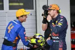 Foto zur News: Lando Norris (McLaren) und Max Verstappen (Red Bull)