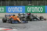 Foto zur News: Lando Norris (McLaren) und Lewis Hamilton (Mercedes)